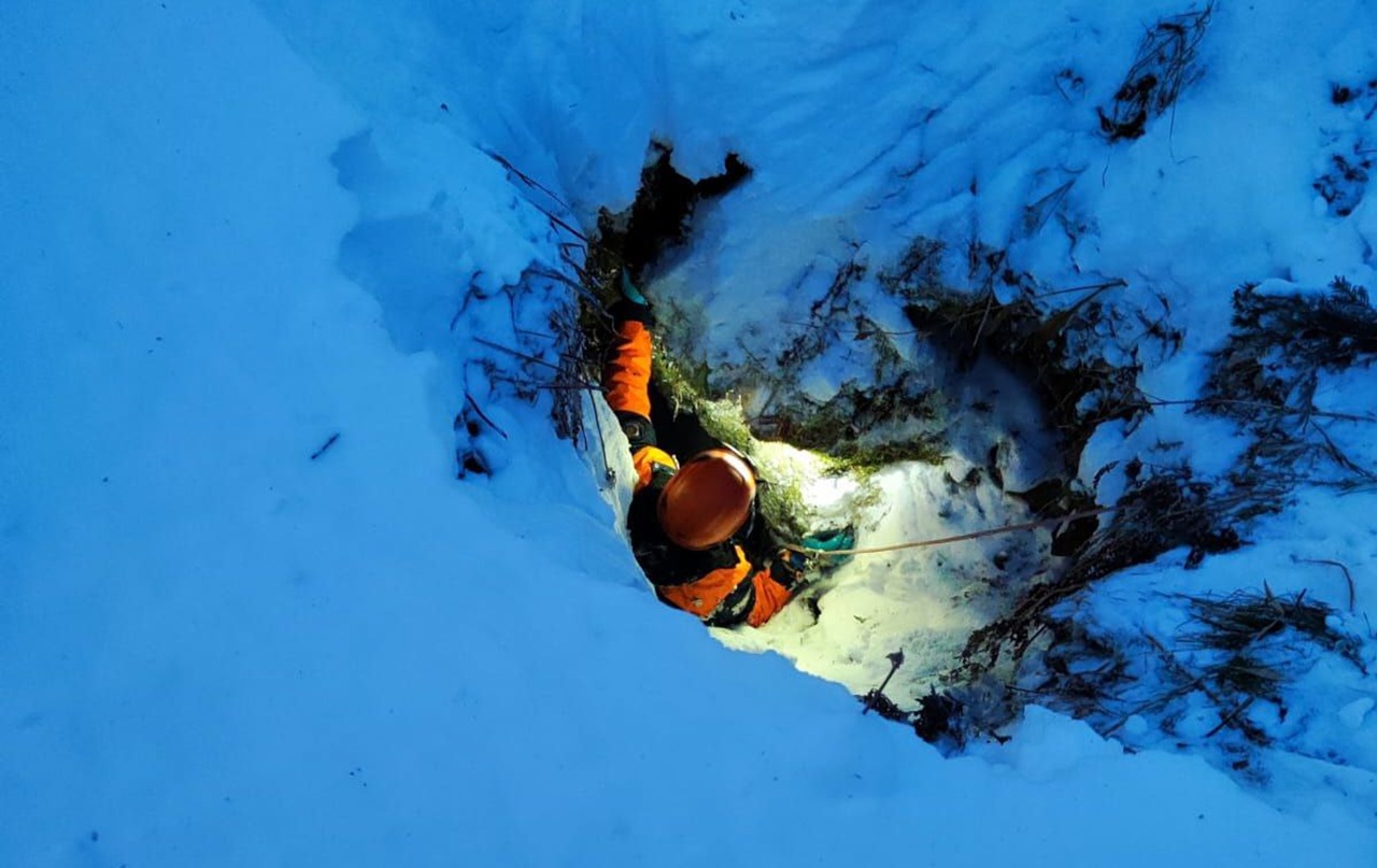 спуск в пещеру в поисках Усольцевых
