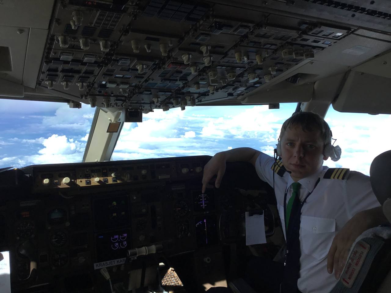 Кирилл Песков в самолете