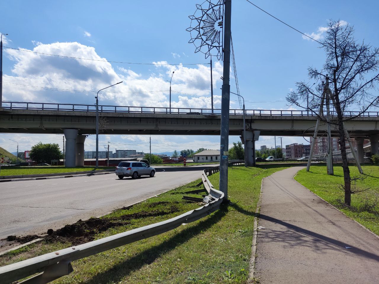 Междугородний автобус Красноярск Абакан врезался в столб: есть пострадавшие