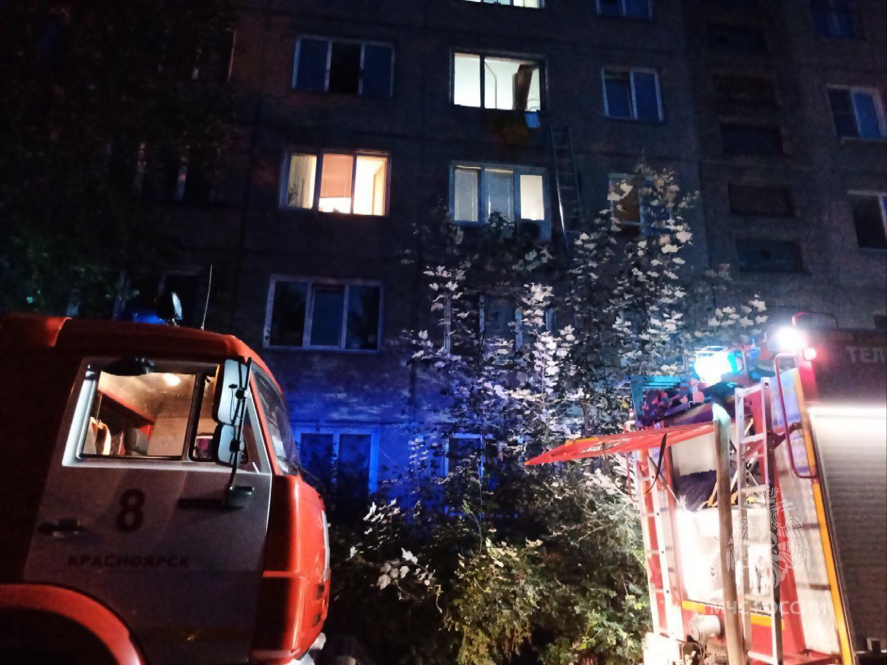 пожарная машина на фоне дома в Красноярске
