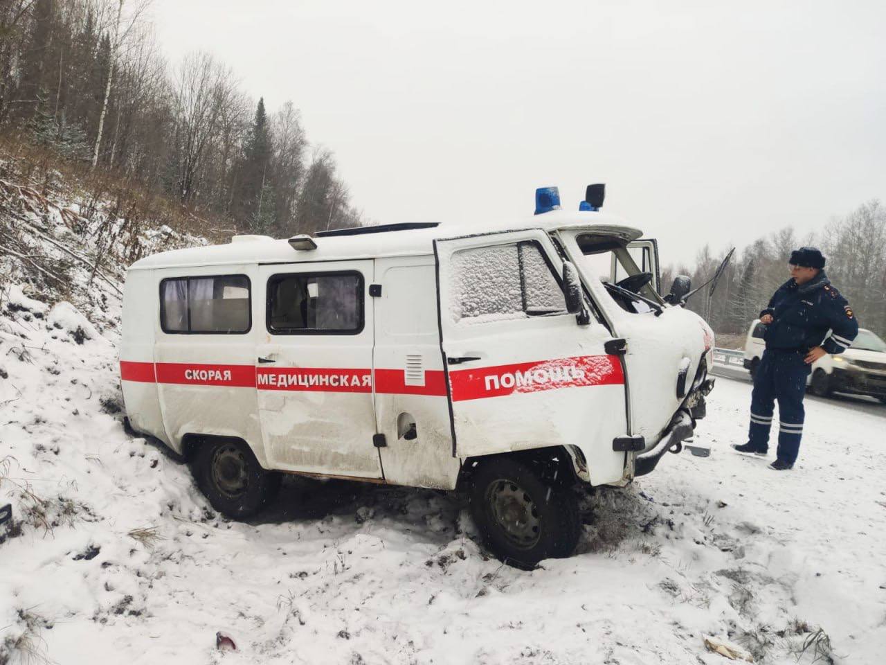 В автокатастрофе со скорой на трассе Красноярского края погибла фельдшер