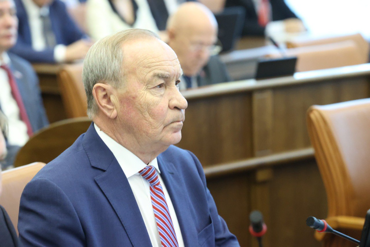 Депутат Владимир Чащин