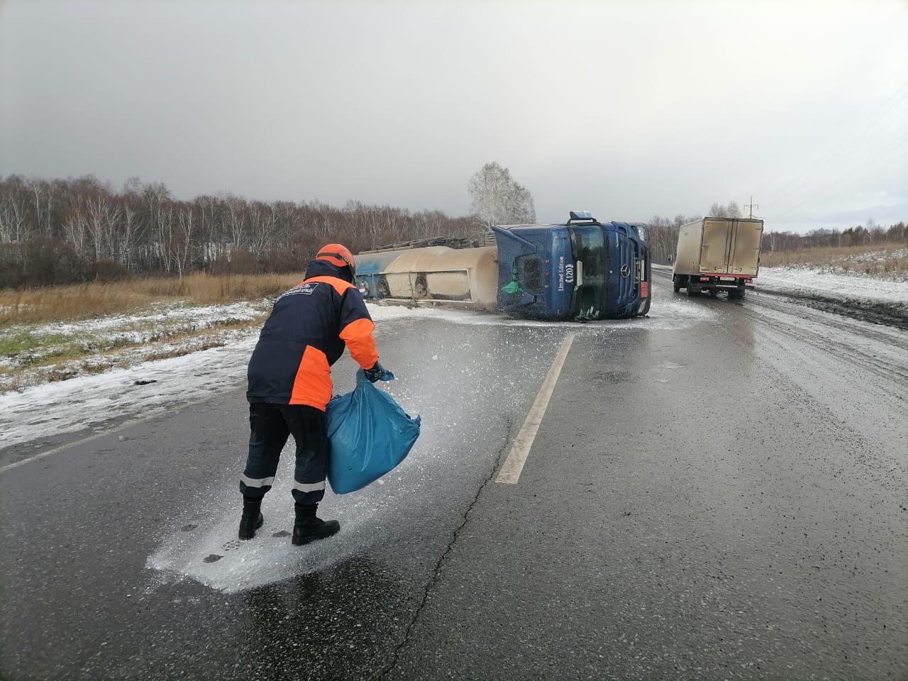 Топливо вылилось на федеральную трассу в Красноярском крае после опрокидывания грузовика