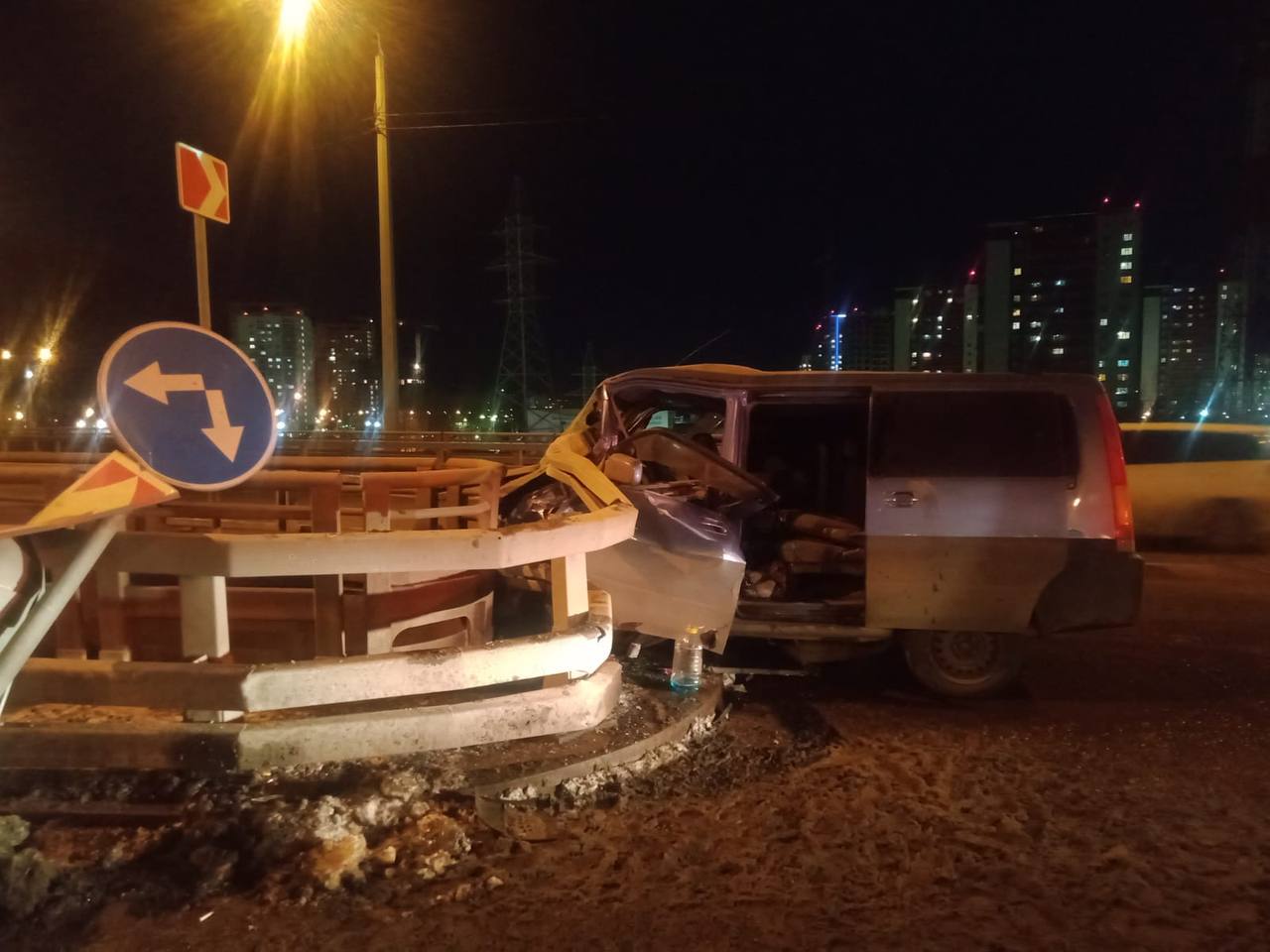 Водитель упал с Николаевского моста в Красноярске после серьезного ДТП с пострадавшими