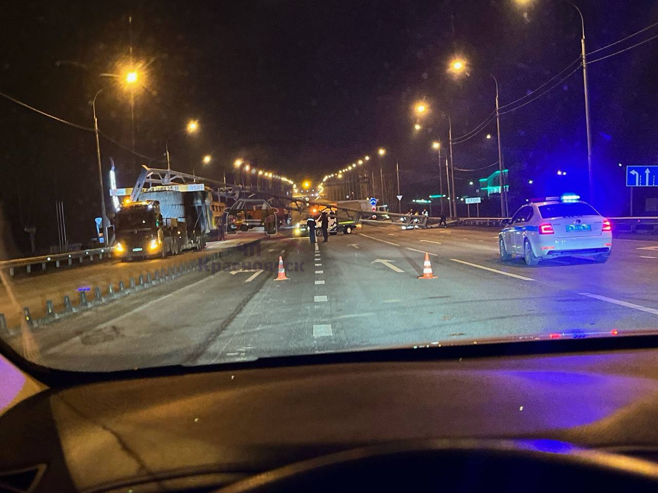 Грузовик снес раму со светофором на трассе в аэропорт Красноярск