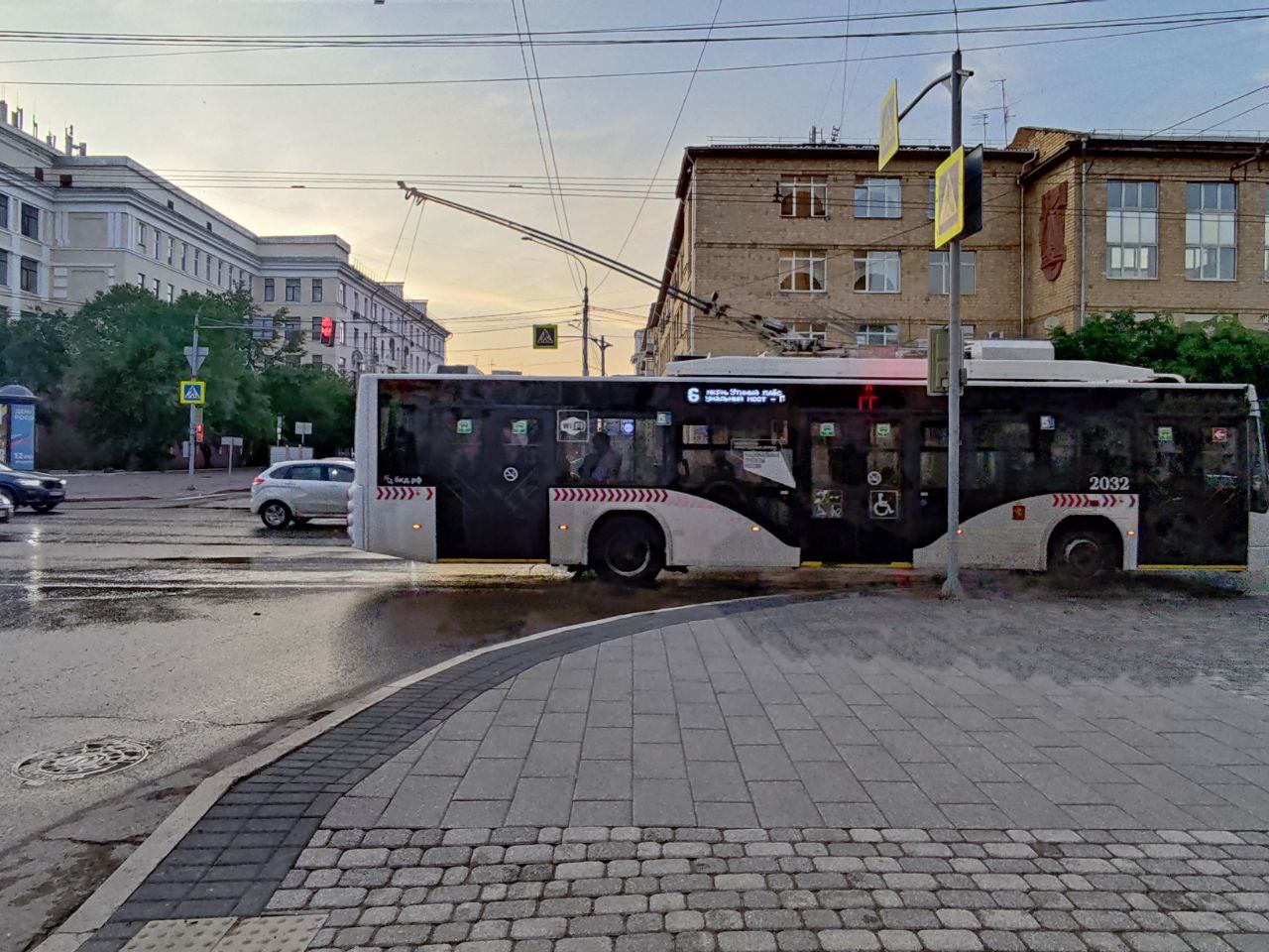троллейбус едет по улице