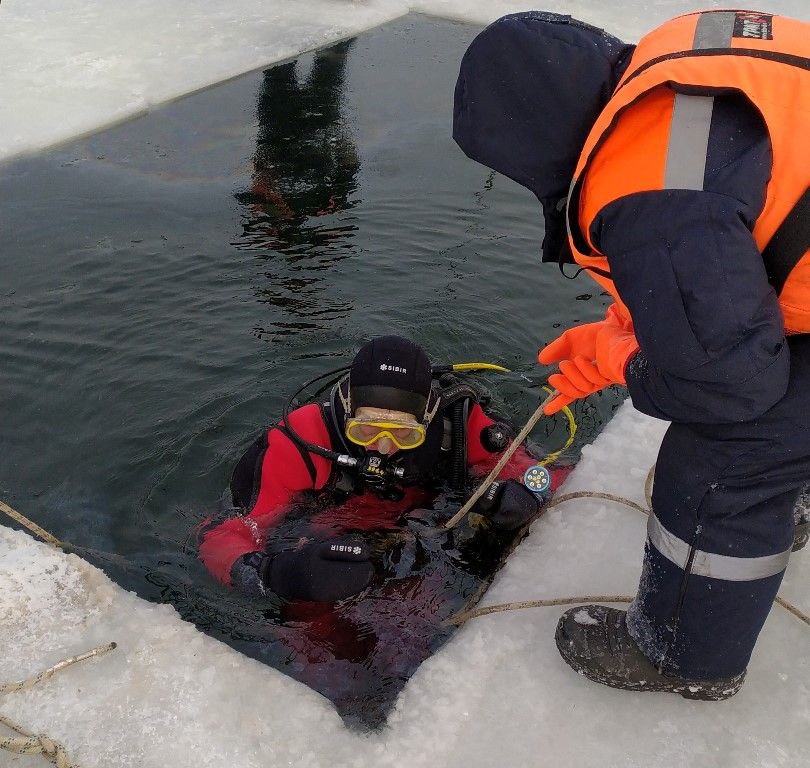 Спуск водолазов под лед