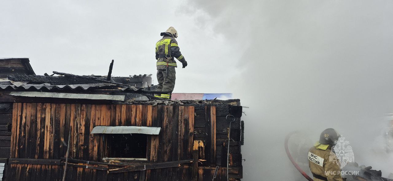 Пожар уничтожил различные постройки и автомобиль