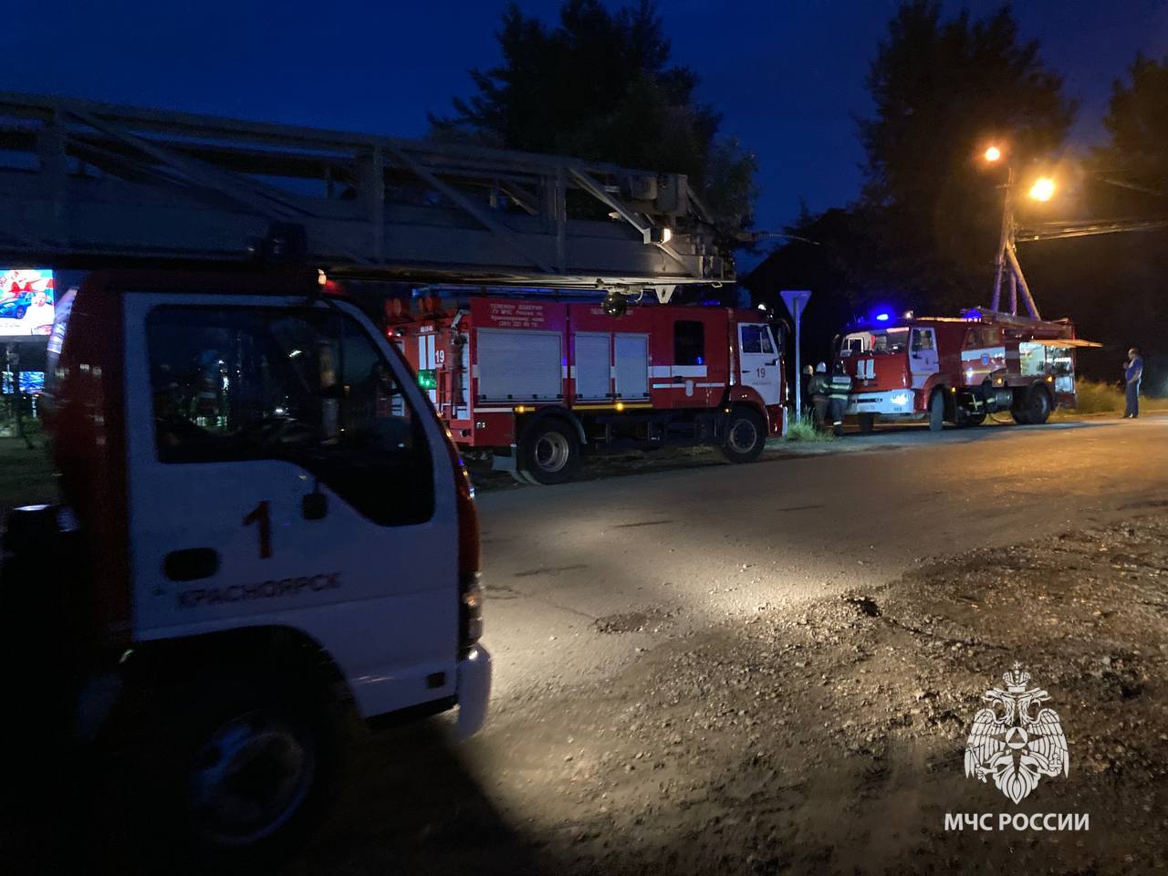 В Покровке Красноярска ночью подожгли 2-этажный дом