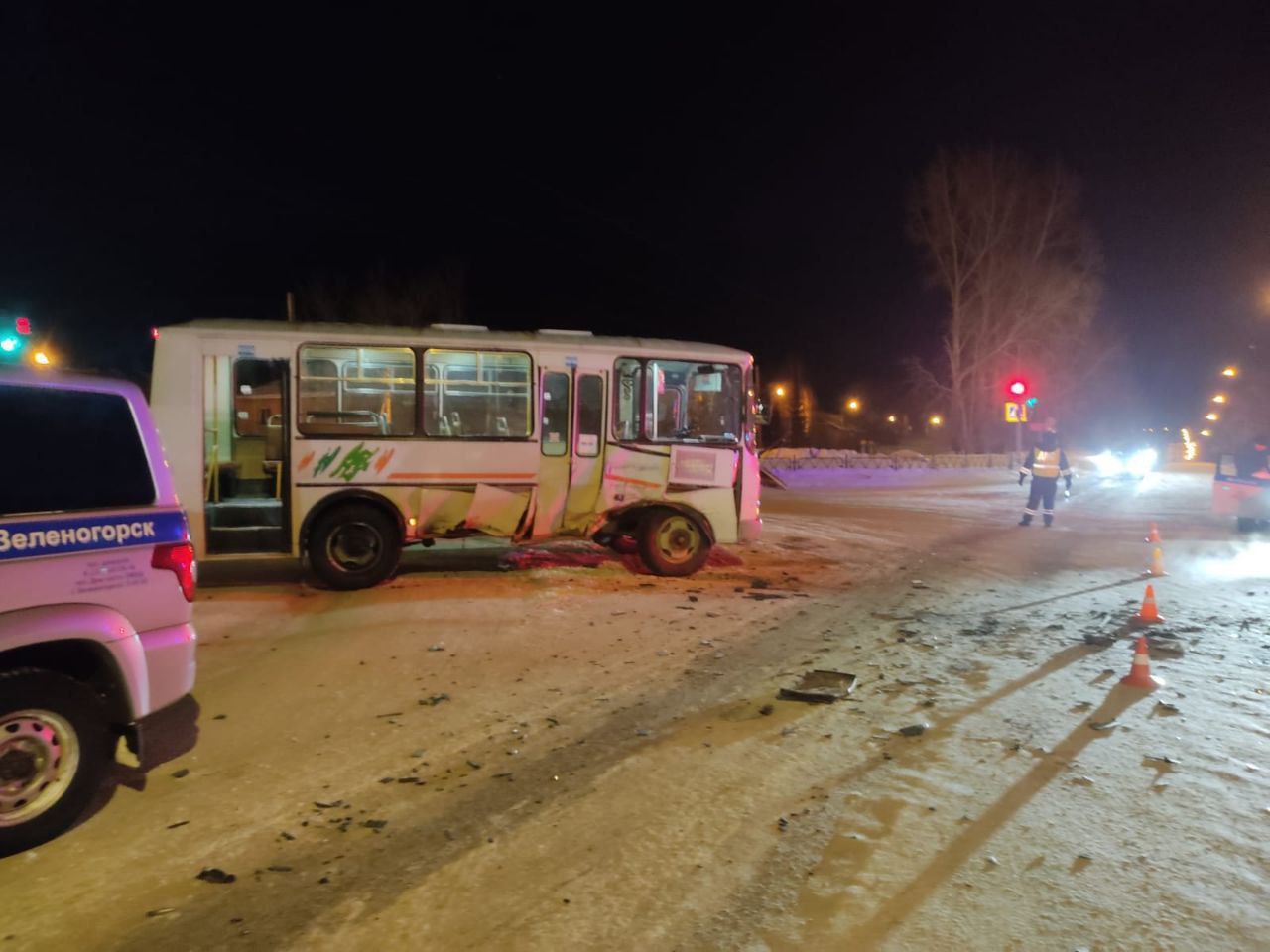 В серьезном ДТП с автобусом в Зеленогорске Красноярского края пострадали семеро