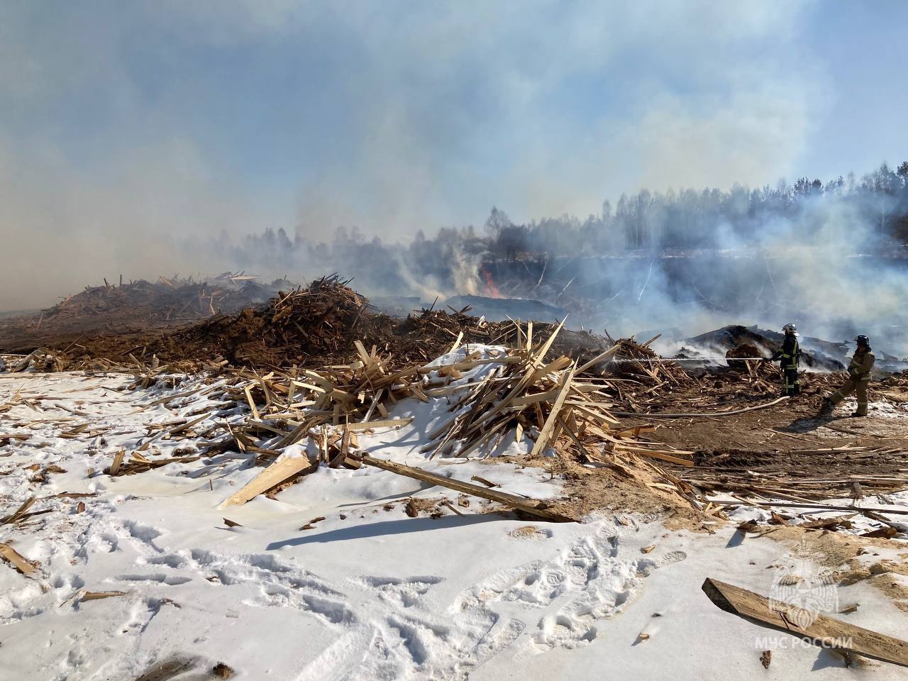 Пожар на лесопилке в Шуваево под Красноярском