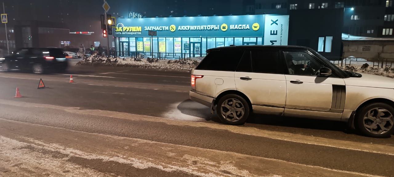 В Красноярске Range Rover сбил двоих детей на переходе