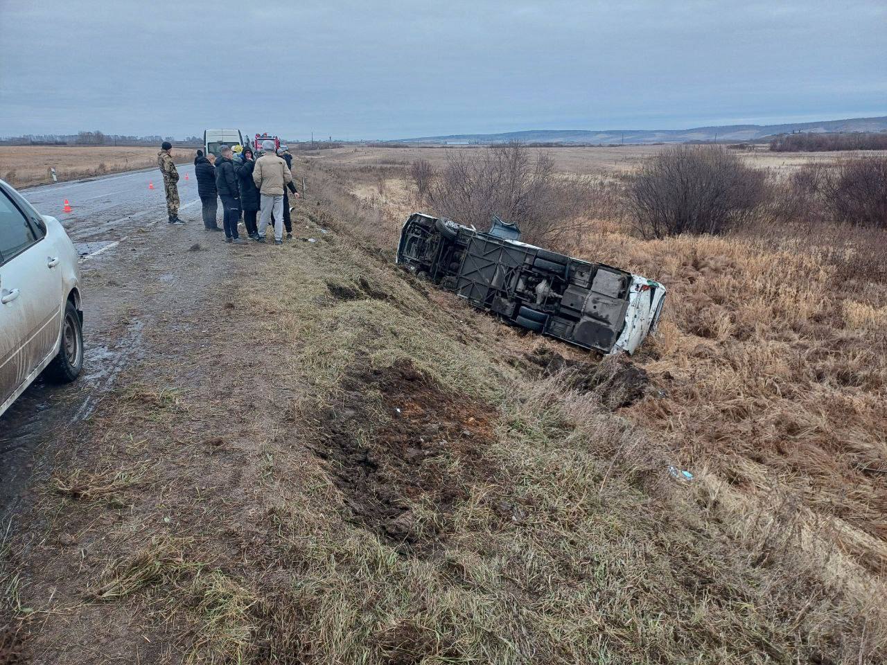 Автобус опрокинулся в районе Бартата