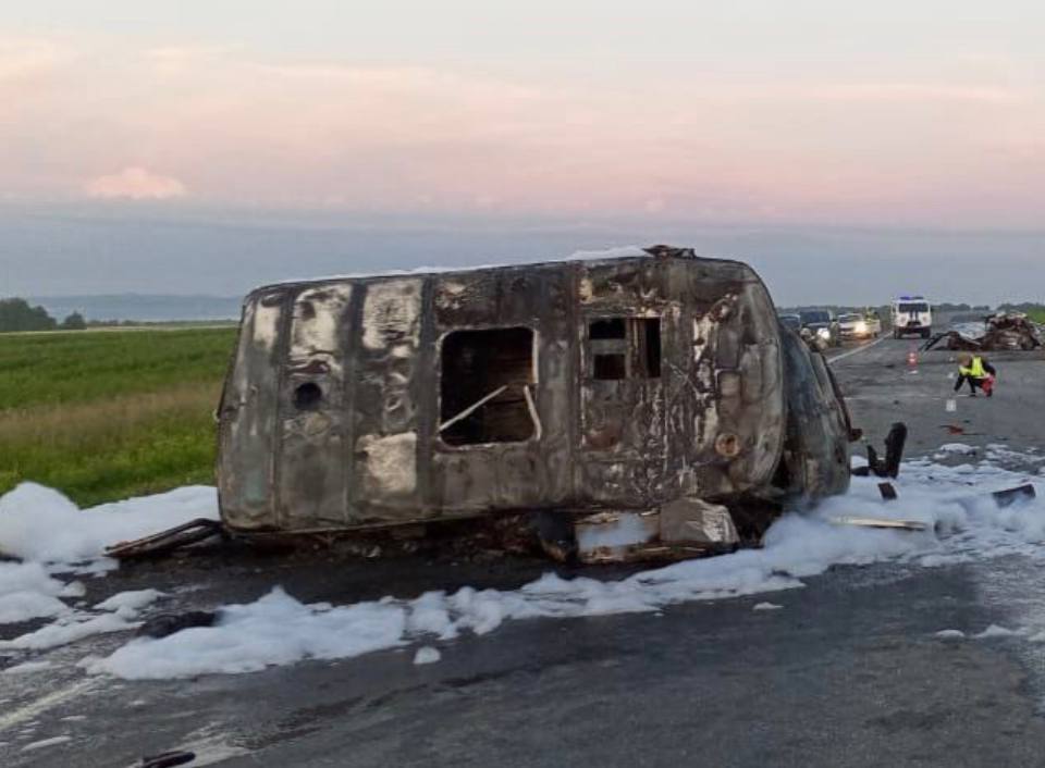 Жертвами автокатастрофы в Боготольском районе Красноярского края стали сотрудники скорой помощи