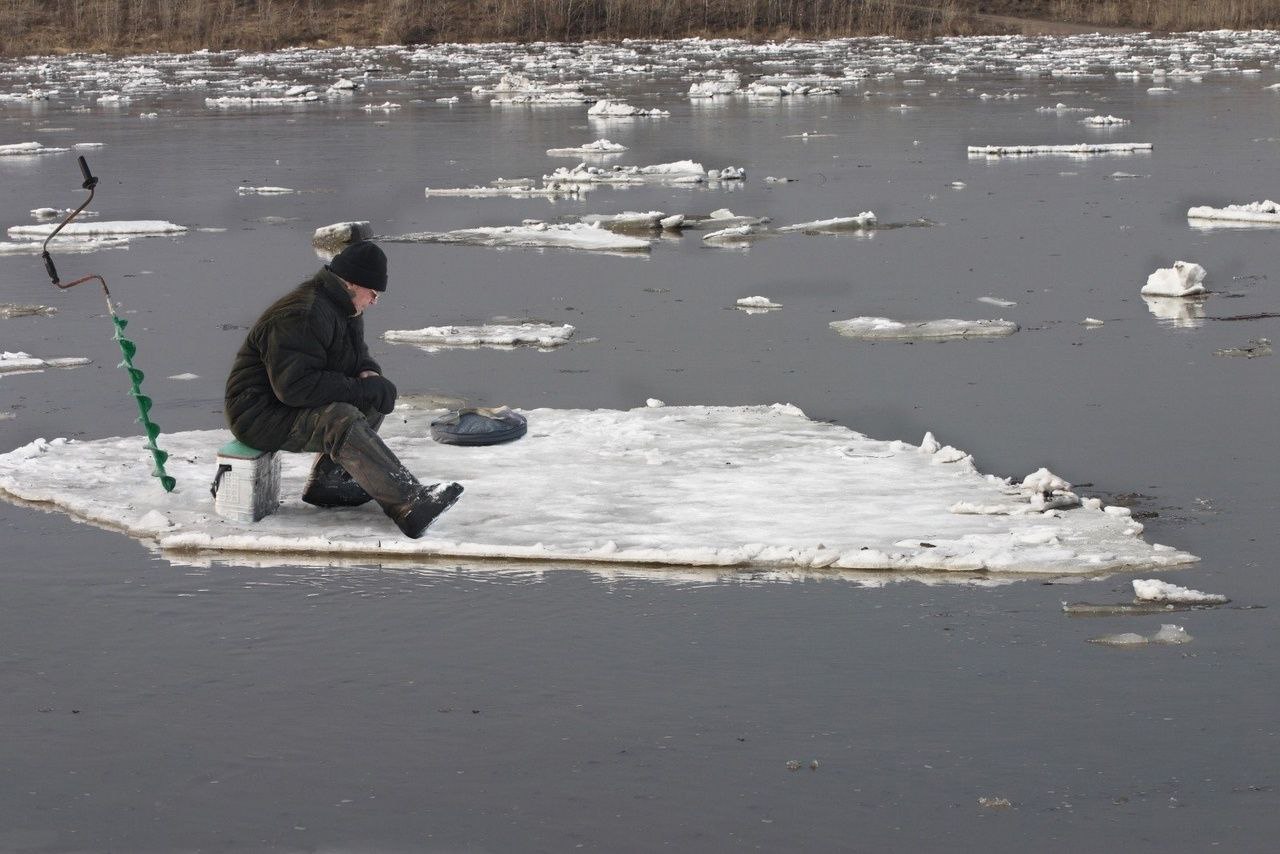 Рыбака сняли со льдины на Красноярском море