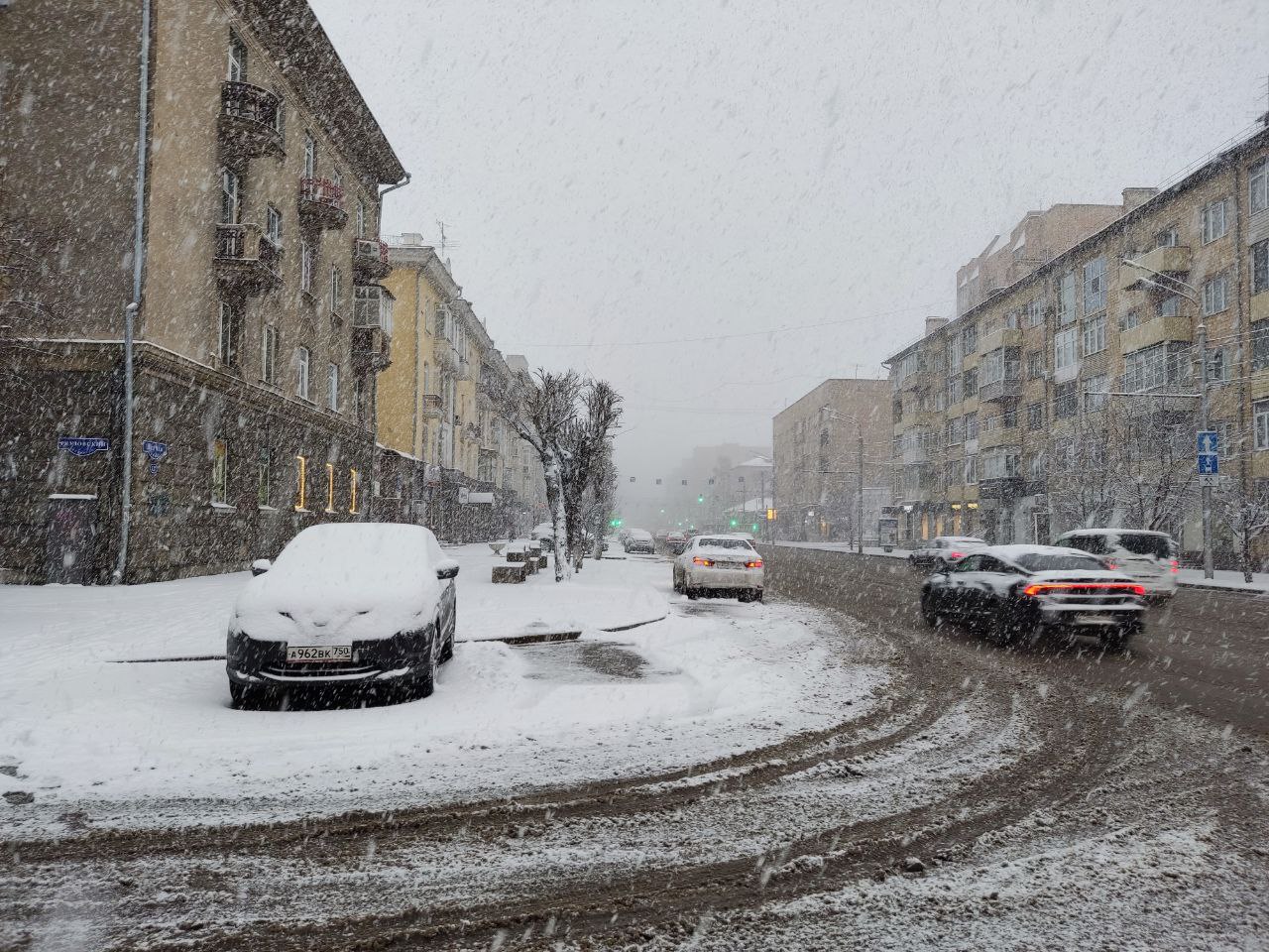 снежные улицы в Красноярске в апреле