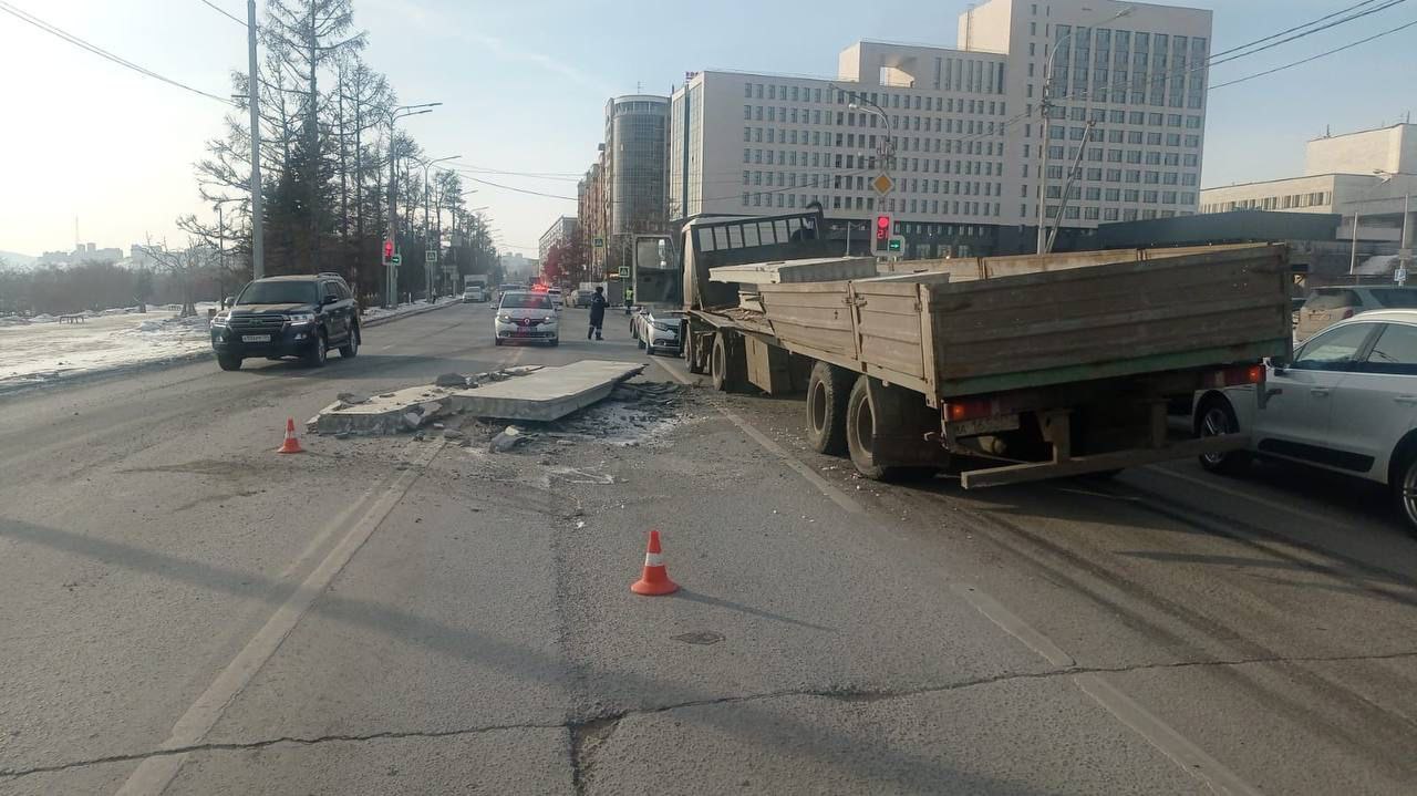 На Дубровинского в Красноярске из грузовика на дорогу выпали бетонные плиты