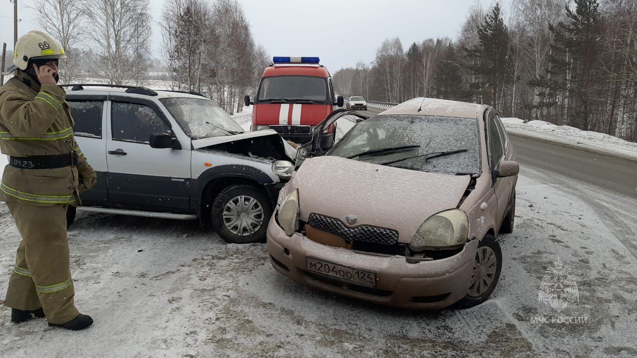 В ДТП в Красноярском крае на трассе «Сибирь» погибла водитель Toyota Vitz и пострадали двое детей
