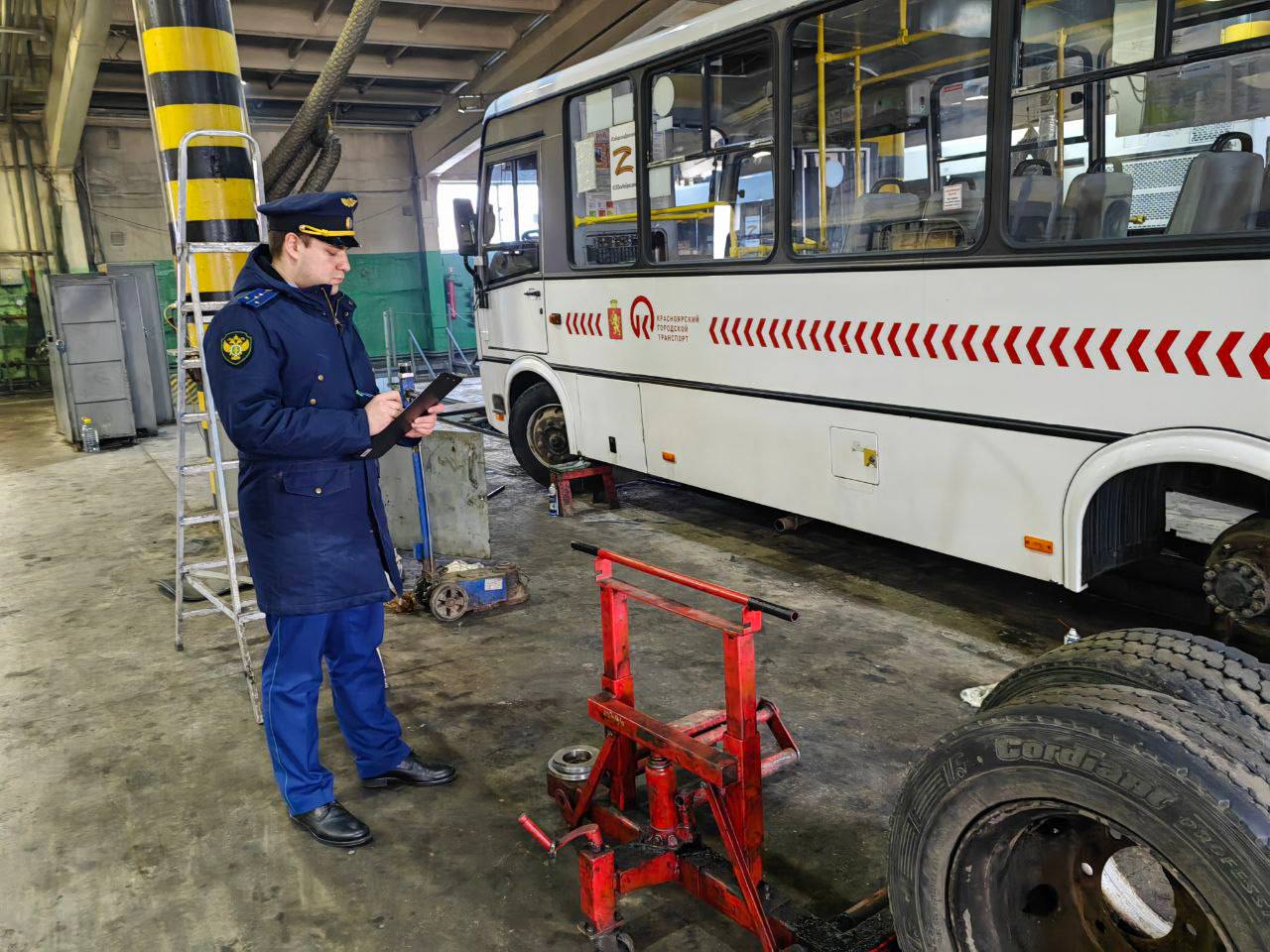 13-летнюю девочку высадили из автобуса 90 маршрута в Красноярске
