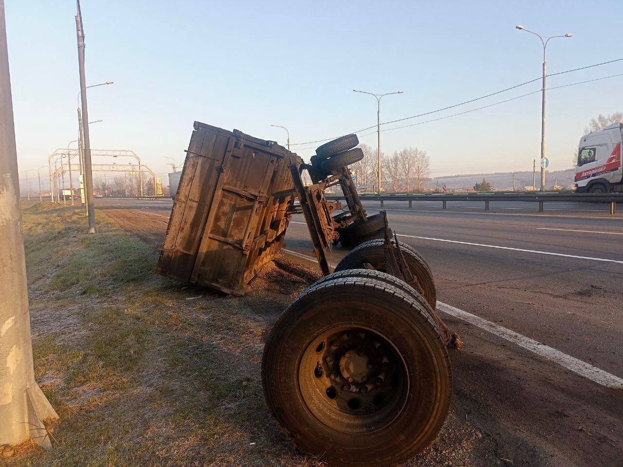 Прицеп перевернулся на дороге