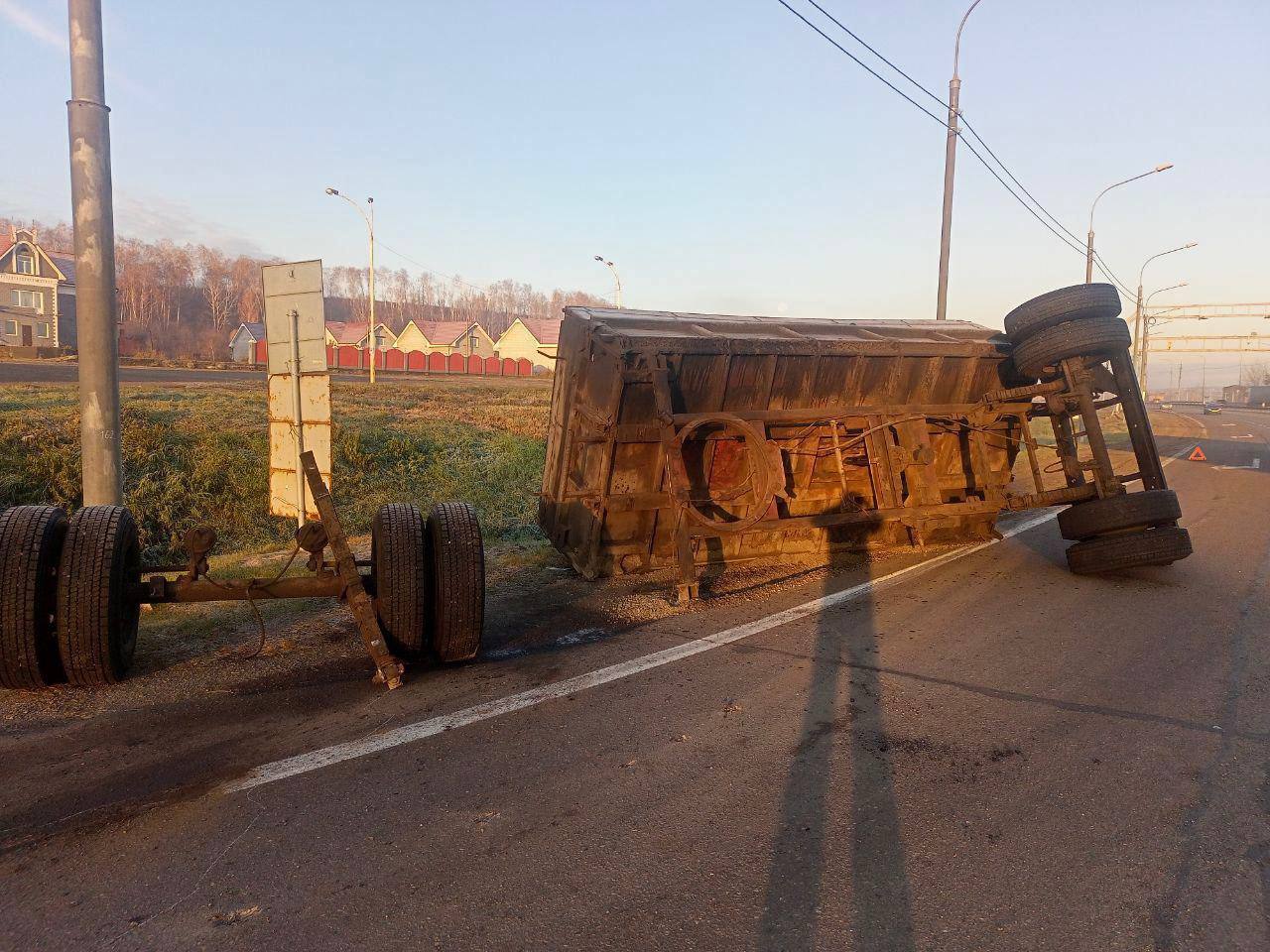 Прицеп перевернулся на дороге
