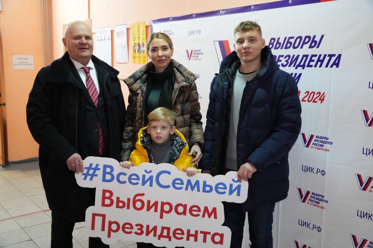Мэр Владислав Логинов с семьей на выборах