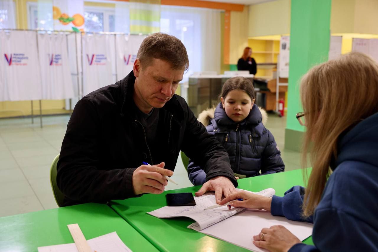 Александр Новиков на избирательном участке