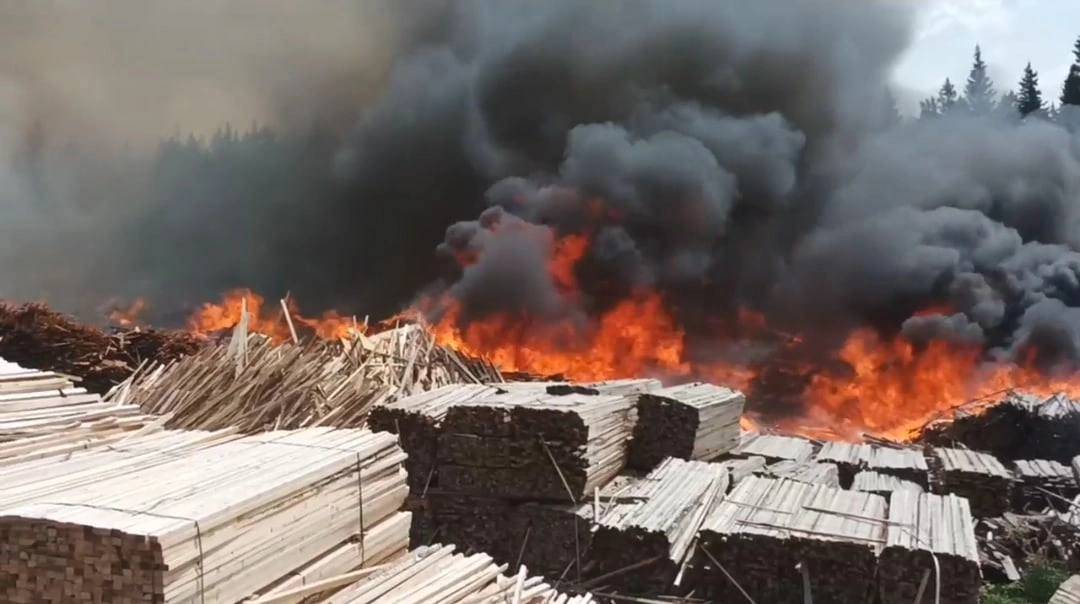 Пожар на лесопилке в Тасеево