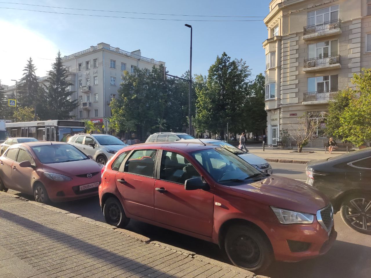 Припаркованные на Мира автомобили