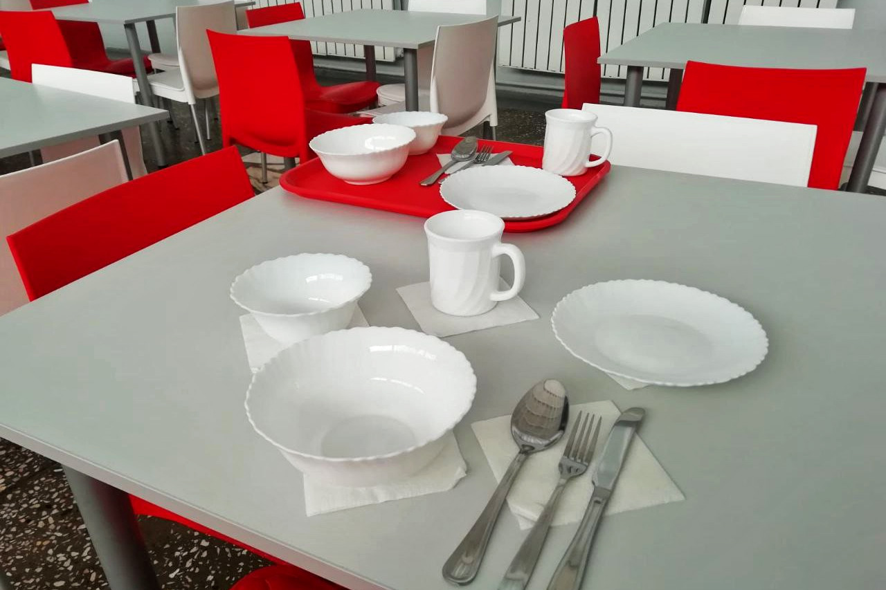 Школьное питание - стол с пустой посудой