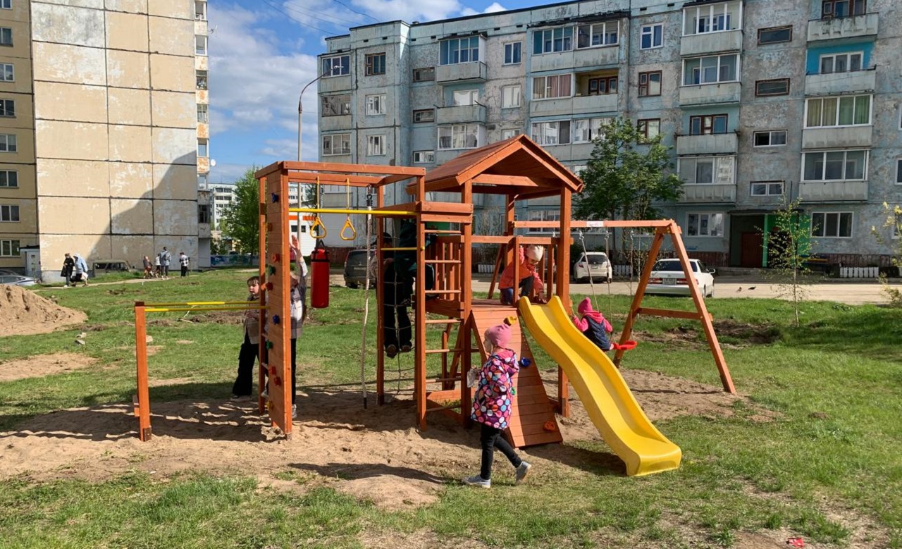 Волонтеры Богучанской ГЭС построили для детей площадку в Кодинске