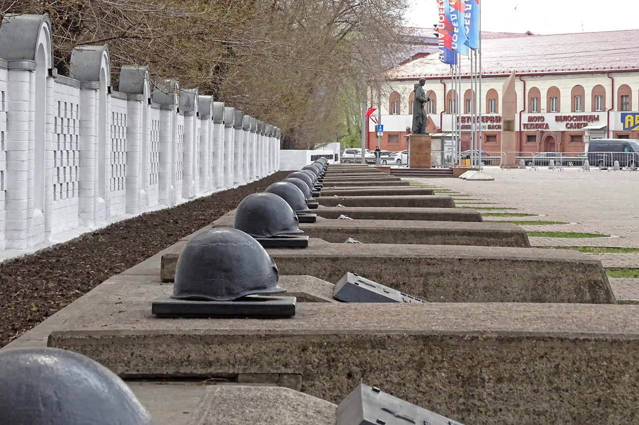 Мемориальный комплекс в Красноярске - надгробия - солдаские каски