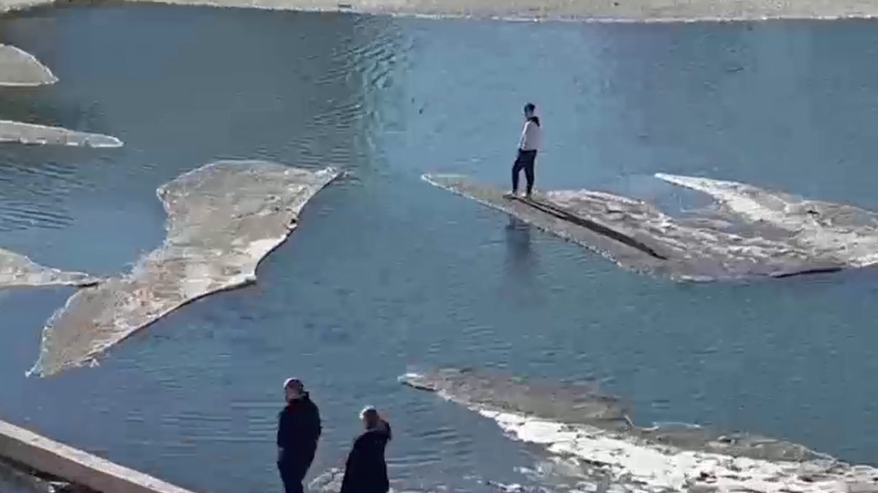 В Норильске с отколовшейся льдины спасли подростка