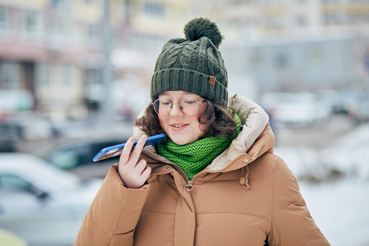 Подросток со смартфоном слушает