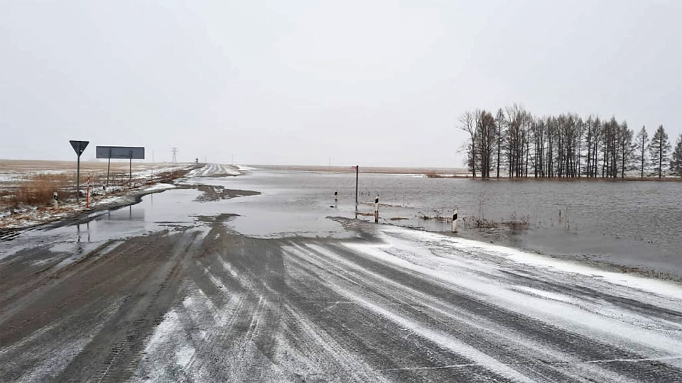 Подтопленная дорога в Красноярском крае