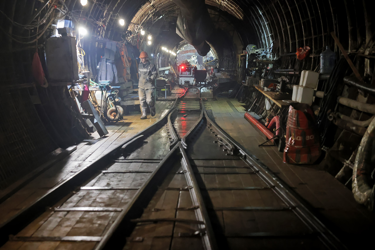 Подземные тоннели и рабочие Красноярского метро