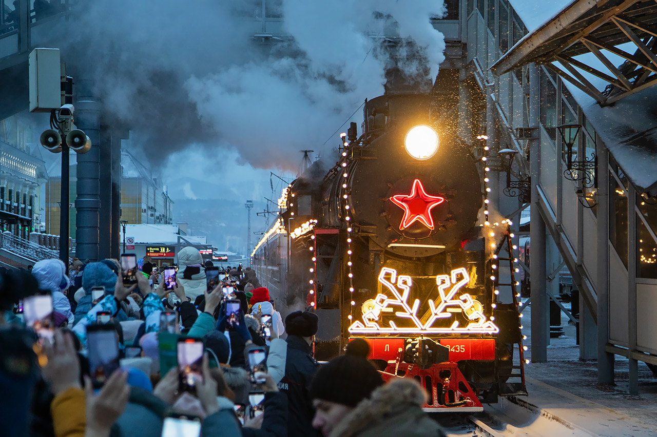 Поезд Деда Мороза прибывает в Красноярск 2025 год
