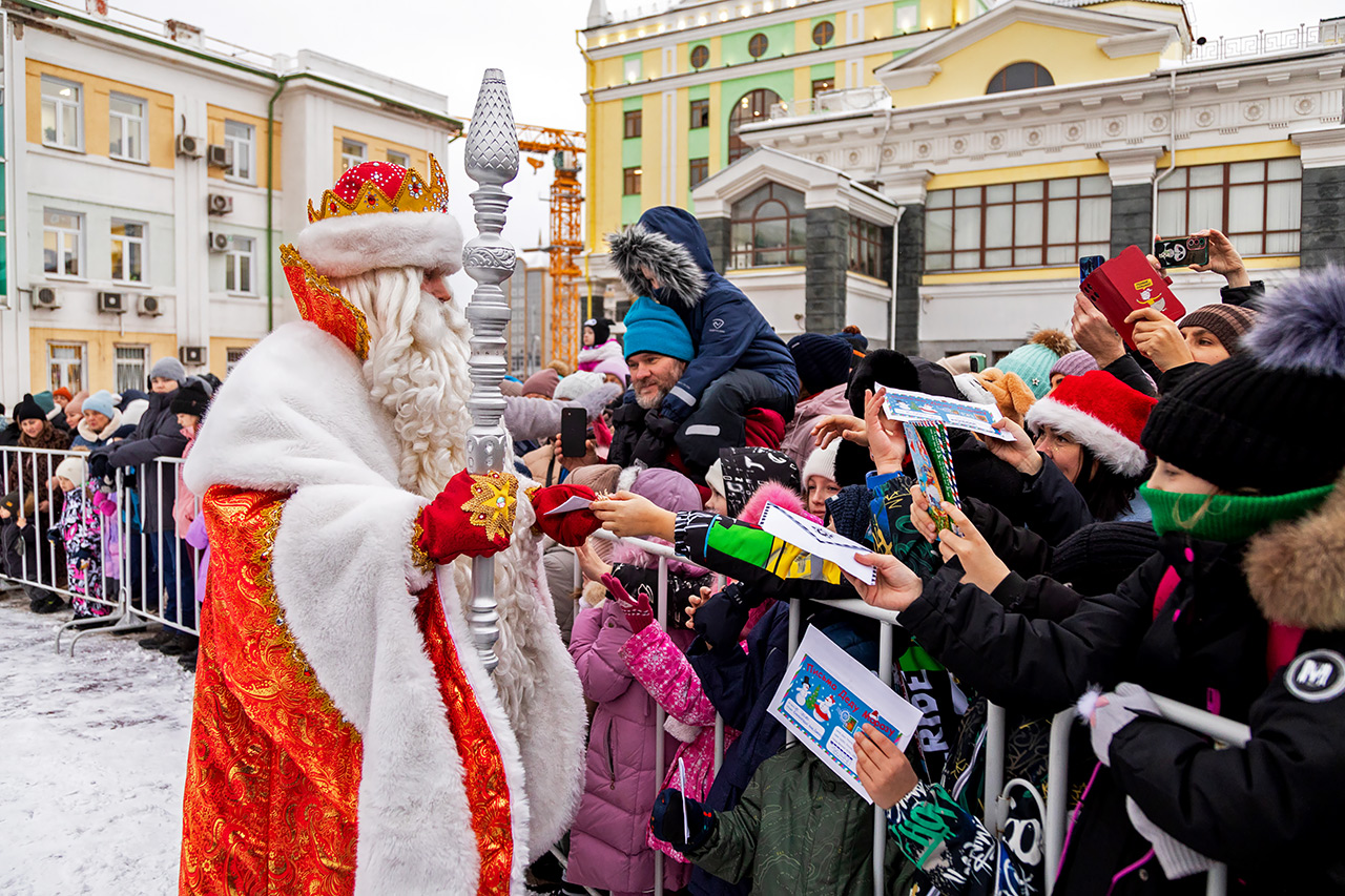 На перроне привокзальной площади Дед Мороз пообщался с красноярскими ребятишками