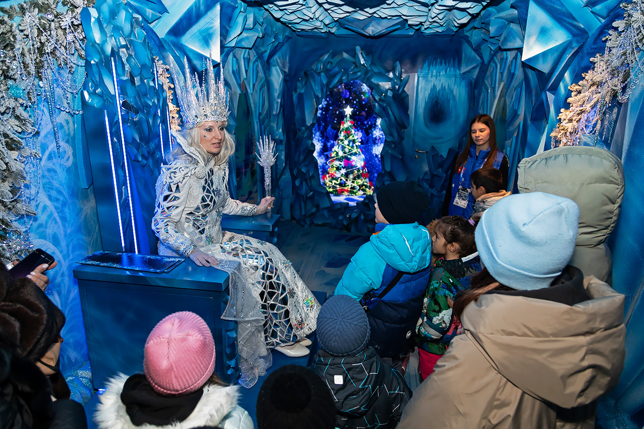 Помимо Деда Мороза со Снегурочкой можно пообщаться и со Снежной королевой