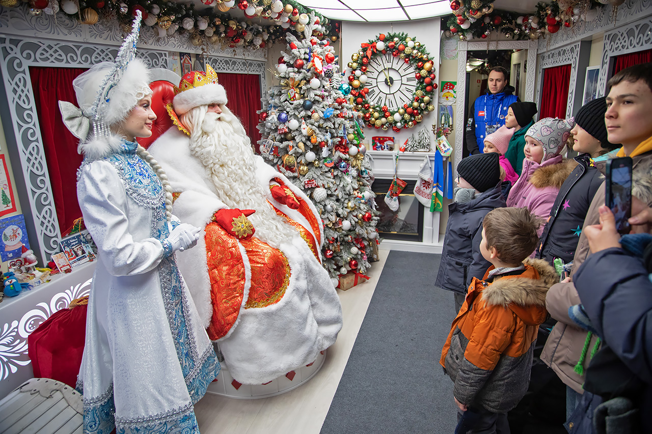Дед Мороз со снегурочкой внутри поезда