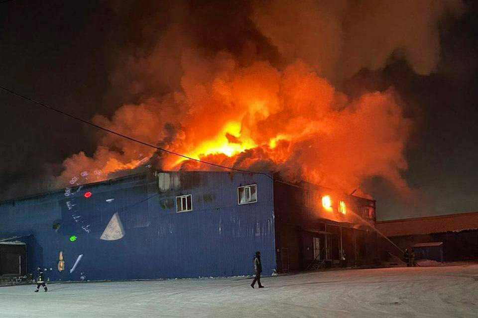 Пожар на складе на ул. Пограничников в Красноярске