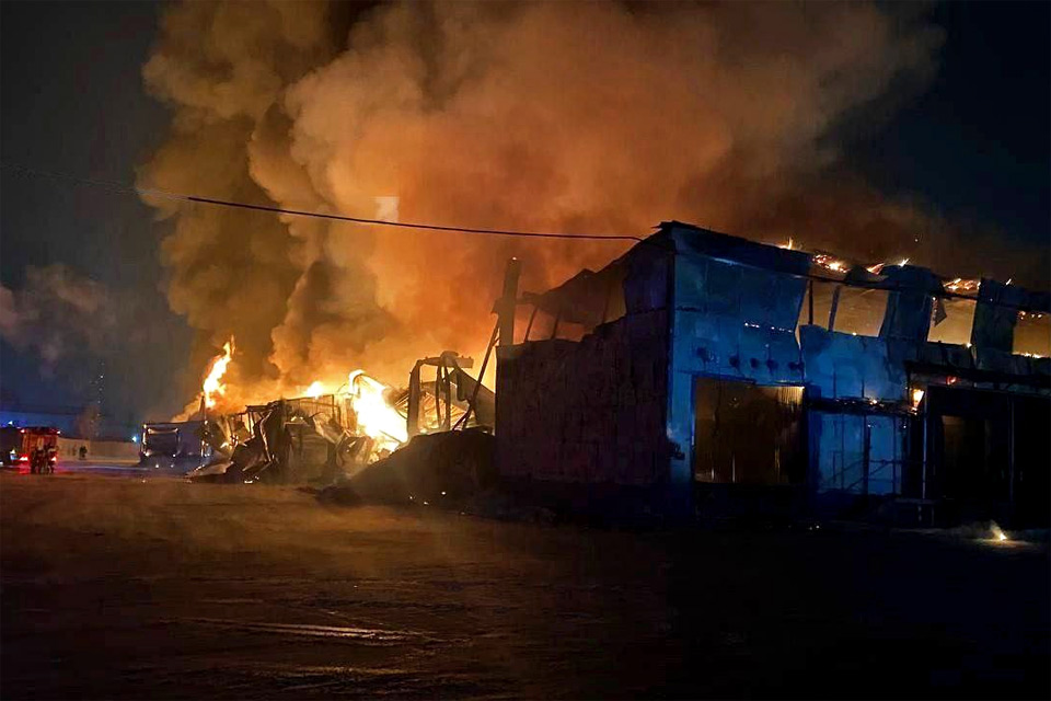 Позже огонь распространился, а здание склада обрушилось,