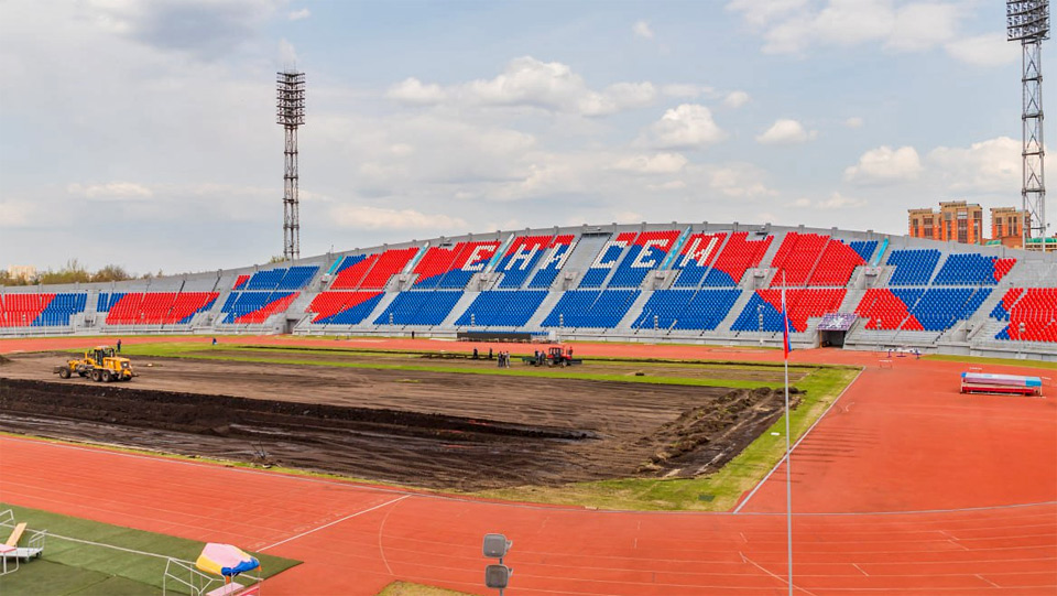 Центральный стадион Красноярска меняют газон
