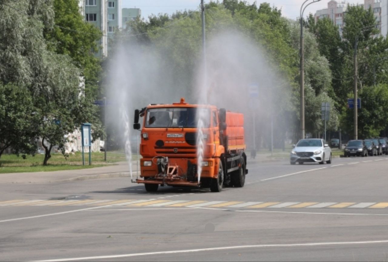 поливальная машина с фонтантом воды