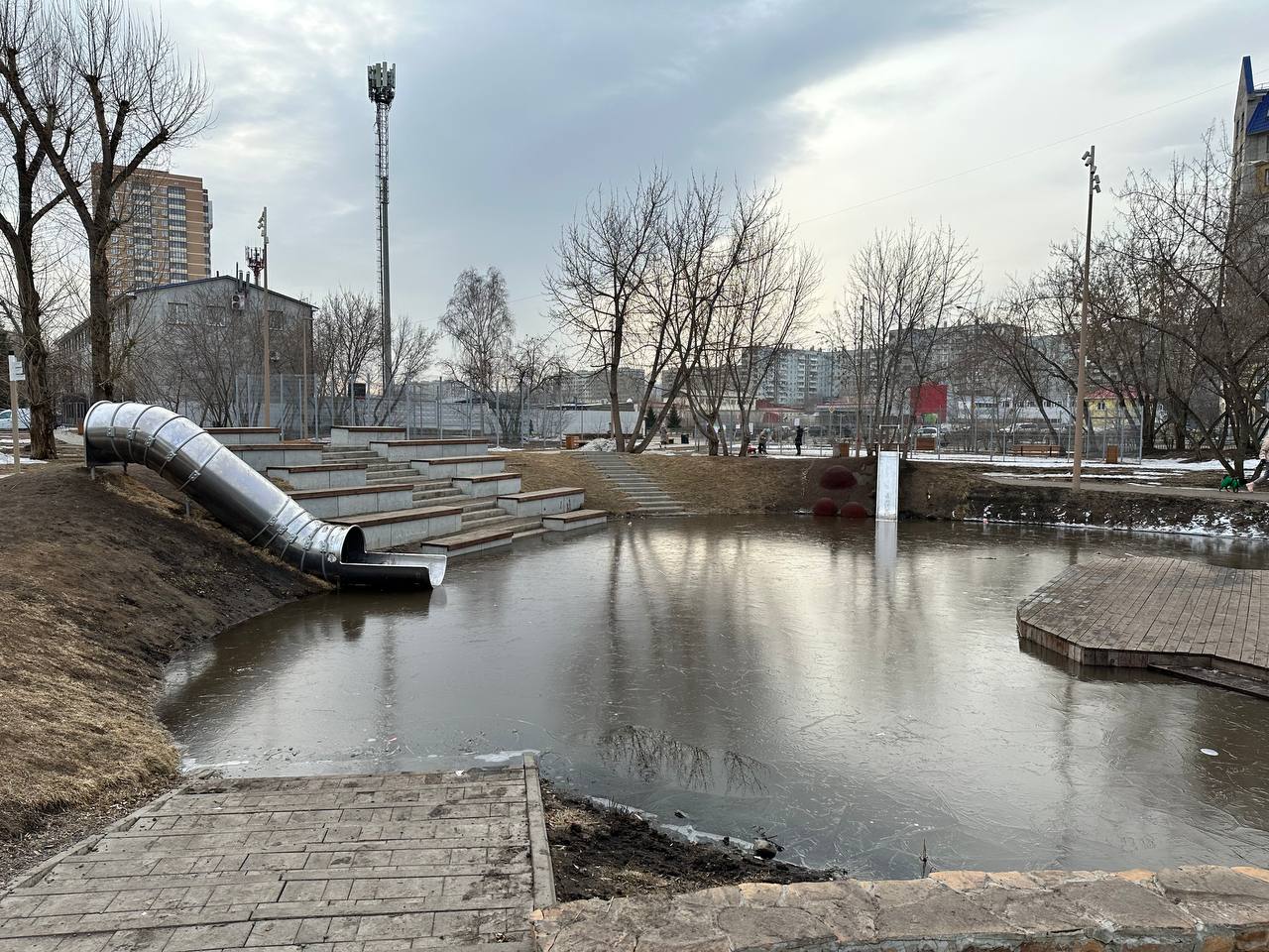 В Красноярске сквер на Полтавской превратился в аквапарк
