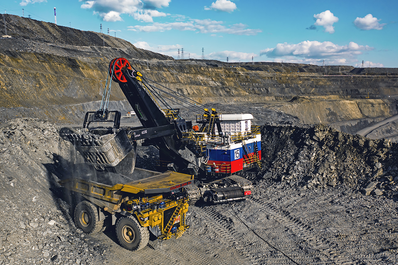 Погрузка руды в самосвал на Полюсе