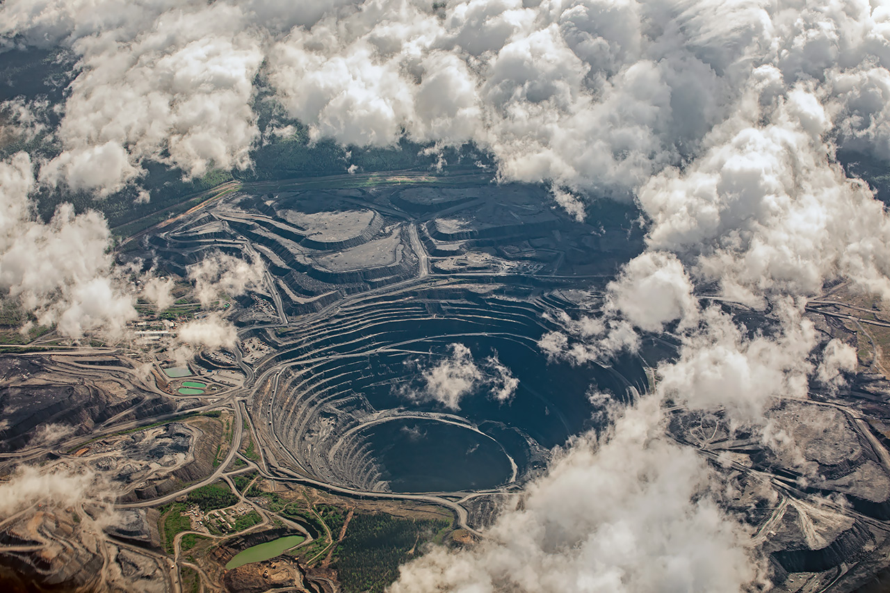 Огромный карьер Полюса в Северо-Енисейском округе Красноярского края