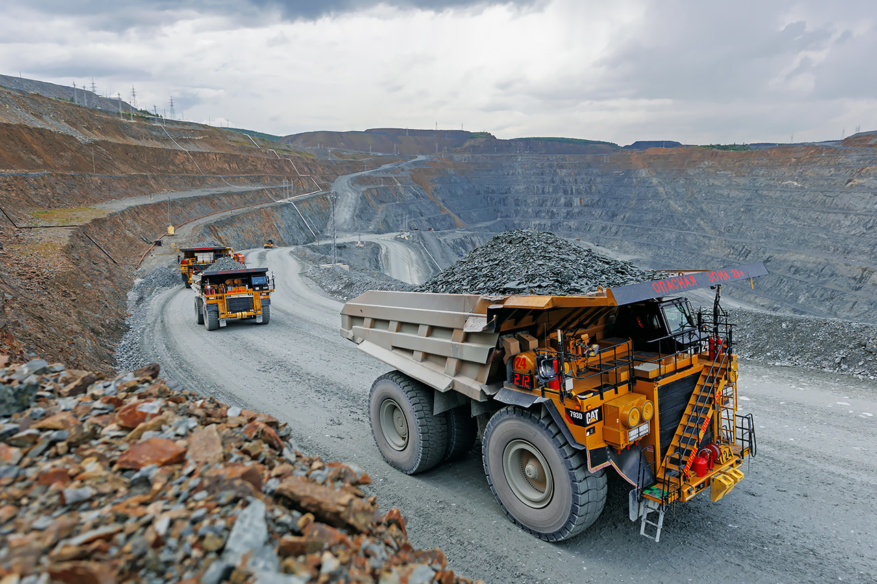 Карьерные самосвалы Полюса едут по дороге