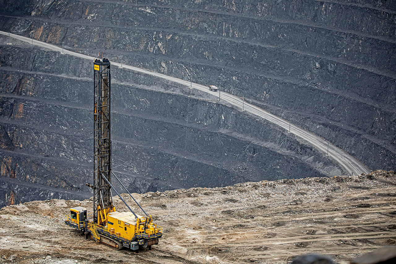 На обрыве карьера на Полюсе