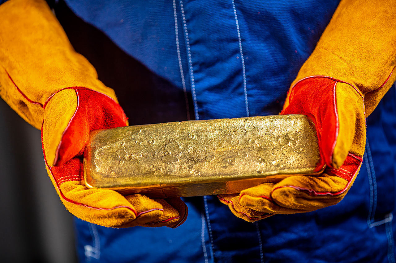 Слиток золота в руках - Полюс